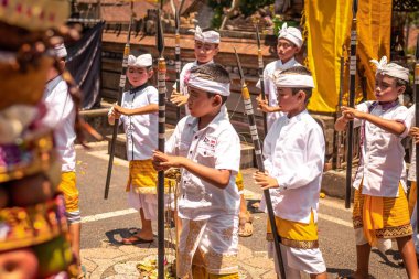 Bali, Endonezya - 3 Ekim 2018: Bali çocuklar törensel dans geleneksel kostüm, desa Pejeng Kangi Bali bir aile törenle üzerinde.