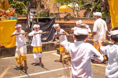 Bali, Endonezya - 3 Ekim 2018: Bali çocuklar törensel dans geleneksel kostüm, desa Pejeng Kangi Bali bir aile törenle üzerinde.