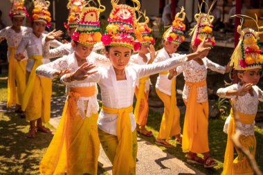 Bali, Endonezya - 3 Ekim 2018: Balili kızlar törensel dans geleneksel kostüm, desa Pejeng Kangi Bali bir aile törenle üzerinde.