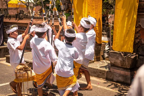 Bali, Indonezja - 3 października 2018: Balijski chłopców rytualny taniec w tradycyjnych strojach na Balijski rodzinnych ceremonii w desa Pejeng Kangi. — Zdjęcie stockowe