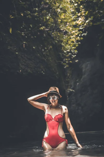 De vrouw van de jonge reiziger in de jungle rivier. Regenwoud van Bali eiland. Toeristische avontuur concept. — Stockfoto