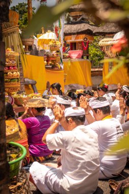 Bali, Endonezya - 3 Ekim 2018: Desa Pejeng geleneksel törenle Bali insanlar.