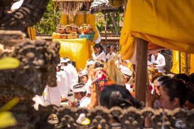 Bali, Endonezya - 3 Ekim 2018: Desa Pejeng, Ubud alan geleneksel törenle Bali insanlar.