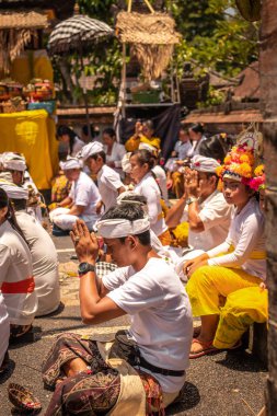 Bali, Endonezya - 3 Ekim 2018: Desa Pejeng, Ubud alan geleneksel törenle Bali insanlar.
