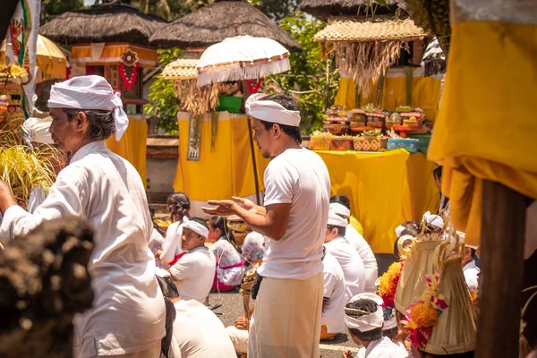 Bali, Indonesien - 3 oktober 2018: Balinesiska människor på traditionell ceremoni i desa Pejeng, området Ubud. — Stockfoto