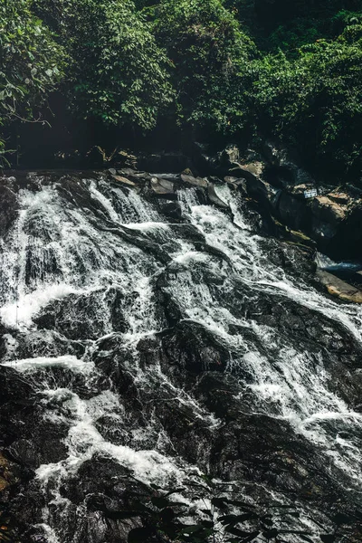 Cascata cascata na ilha de Bali. Indonésia . — Fotografia de Stock
