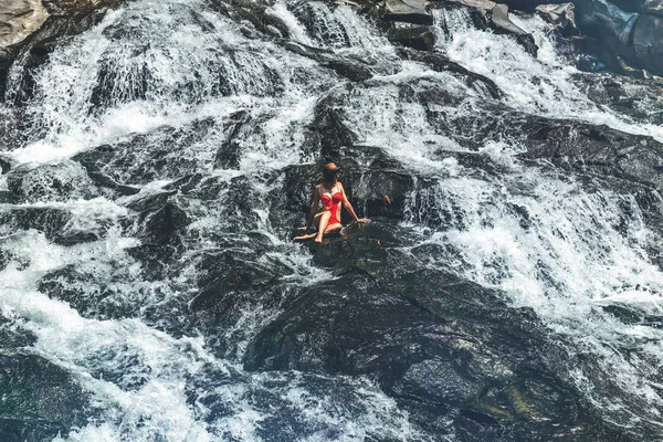 Genç kadın basamaklı şelale Bali Adası üzerinde kırmızı mayo. Endonezya. — Stok fotoğraf