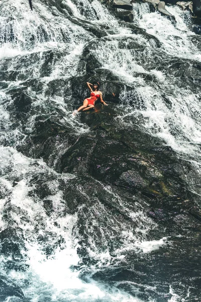 Jovem de fato de banho vermelho na cascata da ilha de Bali. Indonésia . — Fotografia de Stock