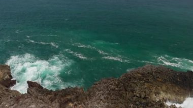 4k hava video sahilde, volkanik kayaçların dalgalar kayalar üzerine çökmesini robot. Bali Adası.
