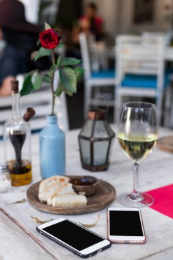 Üstten görünüm görüntü iki ahşap bir masa üstünde smartphone, metin, mockup için hazır için yer. Boş alan.