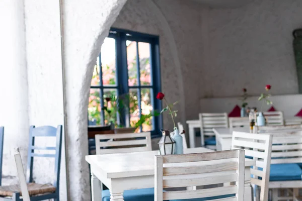 Interior do restaurante grego ao ar livre com cadeiras brancas e azuis . — Fotografia de Stock