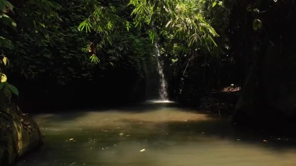 4k 飞行视频瀑布在巴厘岛的丛林, 印度尼西亚。无人机视频. — 图库视频影像