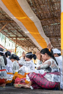 Bali, Endonezya - 9 Ekim 2018: Ubud büyük bir törenle üzerinde dua Bali insanlar.
