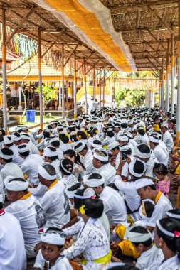Bali, Endonezya - 9 Ekim 2018: Ubud, Pejeng büyük bir törenle üzerinde dua Bali insanlar.