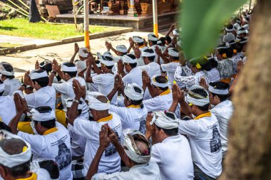Bali, Endonezya - 9 Ekim 2018: Ubud, Pejeng büyük bir törenle üzerinde dua Bali insanlar.
