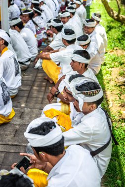 Bali, Endonezya - 9 Ekim 2018: Ubud, Pejeng büyük bir törenle üzerinde dua Bali insanlar.