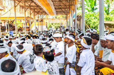 Bali, Endonezya - 9 Ekim 2018: Bali çocuk kültür töreni, Ubud üzerinde geleneksel giysiler içinde.