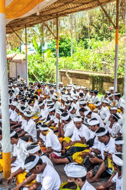 Bali, Endonezya - 9 Ekim 2018: Ubud, Pejeng büyük bir törenle üzerinde dua Bali insanlar.