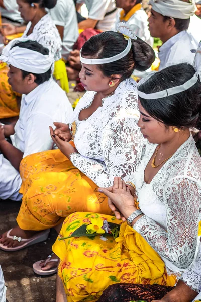Bali, Indonesië - 9 oktober 2018: Balinese mensen bidden op een grote ceremonie in Ubud, Pejeng. — Stockfoto