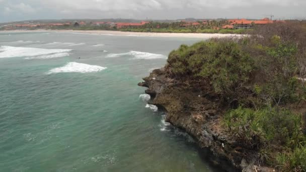 4k hava video sahilde, volkanik kayaçların dalgalar kayalar üzerine çökmesini robot. Bali Adası. — Stok video