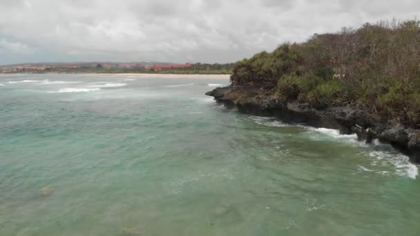 4k antenowe drone wideo skał wulkanicznych, na plaży, fale rozbijające się na skałach. Wyspa Bali. — Wideo stockowe