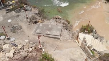 4k dron video plaj arka plan uçan. Bali Adası'vahşi kayalık plaj üzerinde uçan.