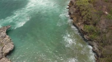 4k hava video sahilde, volkanik kayaçların dalgalar kayalar üzerine çökmesini robot. Bali Adası.