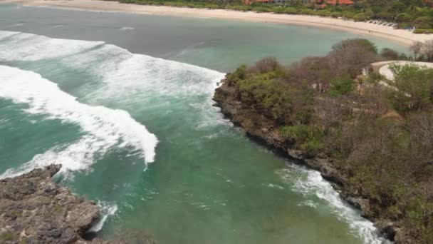 4k Drohnenvideo von vulkanischen Felsen am Strand, Wellen, die auf Felsen krachen. bali-Insel. — Stockvideo