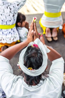 Bali dili insanlar üzerinde geleneksel bir törenle dua. Bali Adası. Endonezya.