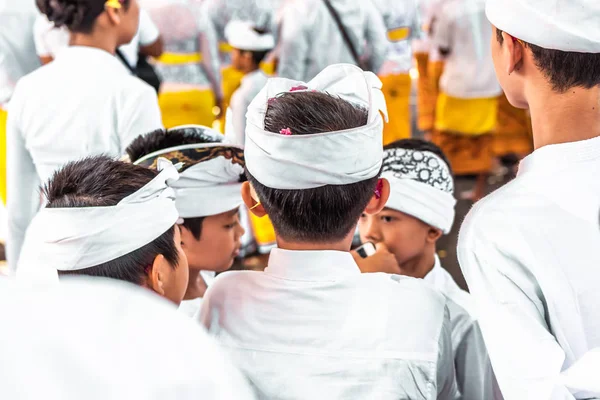 Bali, Indonezja - 9 października 2018: Balijski chłopców ze smartfonu na tradycyjnych ceremonii w Ubud. — Zdjęcie stockowe