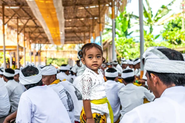 Bali, Endonezya - 9 Ekim 2018: Bali dili geleneksel tören küçük kız.