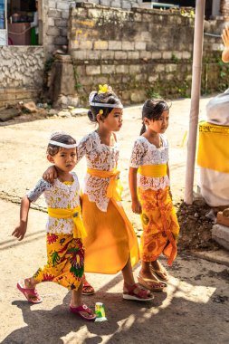Bali, Endonezya - 9 Ekim 2018: Bali dili geleneksel tören küçük kız. Bali Adası.