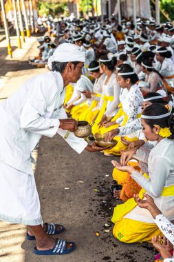 Bali, Endonezya - 9 Ekim 2018: Holyman bir traitional Balili hindu törenle Ubud, Bali Adası üzerinde.
