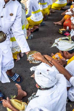 Bali, Endonezya - 9 Ekim 2018: Holyman bir traitional Balili hindu törenle Ubud, Bali Adası üzerinde.