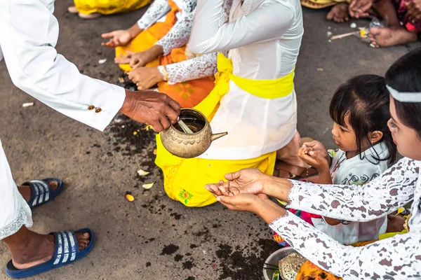 Bali, Indonezja - 9 października 2018: Davey na traitional Balijski hinduskiej ceremonii w Ubud, Wyspa Bali. — Zdjęcie stockowe