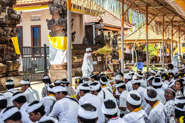 Bali, Endonezya - 9 Ekim 2018: Holyman bir traitional Balili hindu törenle Ubud, Bali Adası üzerinde.
