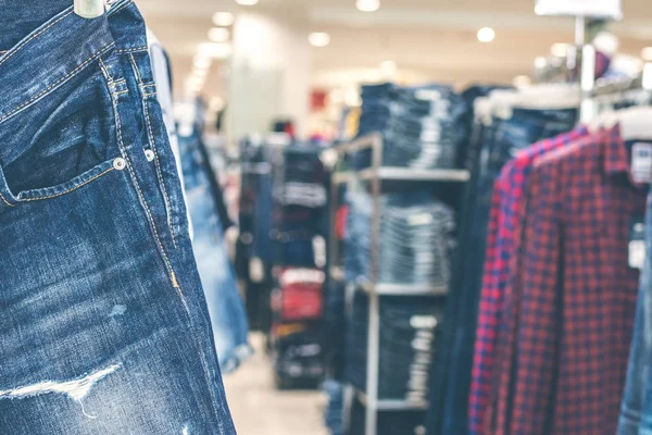 Roupas de jeans penduradas na loja . — Fotografia de Stock