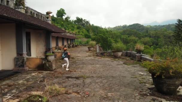 베 두 굴, 발리 섬에에서 버려진된 호텔에 여자의 공중 무인 비디오. — 비디오