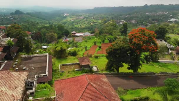 Vídeo del dron aéreo del hotel abandonado en Bedugul, isla de Bali . — Vídeos de Stock