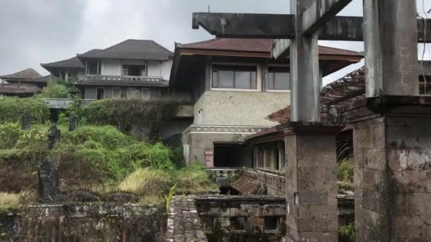 Interiör av övergivna skadade och förstörda hotel på ön Bali. — Stockvideo