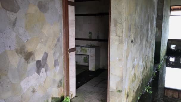 Interieur van verlaten beschadigd en vernietigd hotel op Bali eiland. — Stockvideo