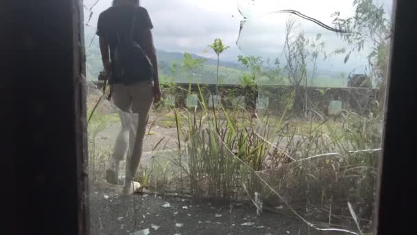 Mulher Caminhando Hotel Abandonado Ilha Bali Indonésia — Vídeo de Stock