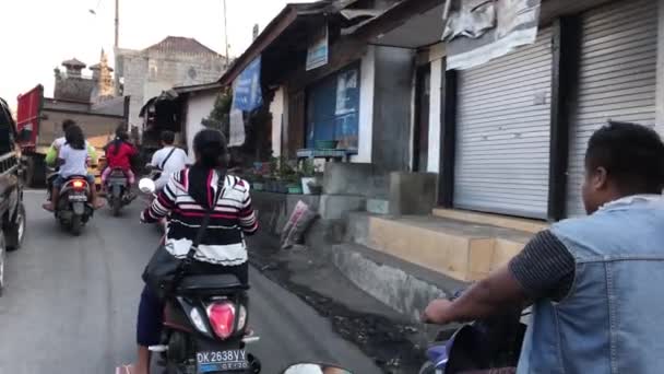 BALI, INDONESIA - 23 DE OCTUBRE DE 2018: Motocicletas en la calle del pueblo balinés . — Vídeos de Stock