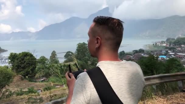 BALI, INDONESIA - OCTOBER 23, 2018: Man using drone on the street. — Stock Video