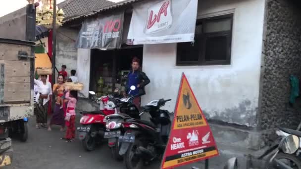 BALI, INDONESIA - 23 DE OCTUBRE DE 2018: Motocicletas en la calle del pueblo balinés . — Vídeos de Stock