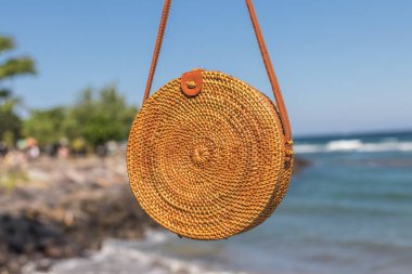 Çıplak doğal organik el yapımı rattan el çantası portre. Deniz kavramı. Yaz stili.
