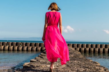 Genç kadın bir Bali tropikal plaj adada. Endonezya.