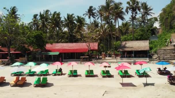 Ohromující letecké hukot video z tropické pláže na ostrově Bali. — Stock video