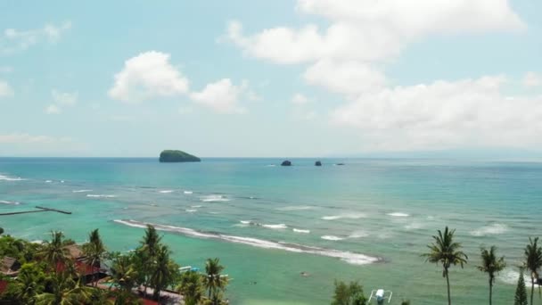Bali Adası tropik sahilde çarpıcı havadan uçak video. — Stok video
