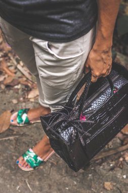 Lüks yılan derisi python çanta tropikal ormanda kadınla. Bali Adası.